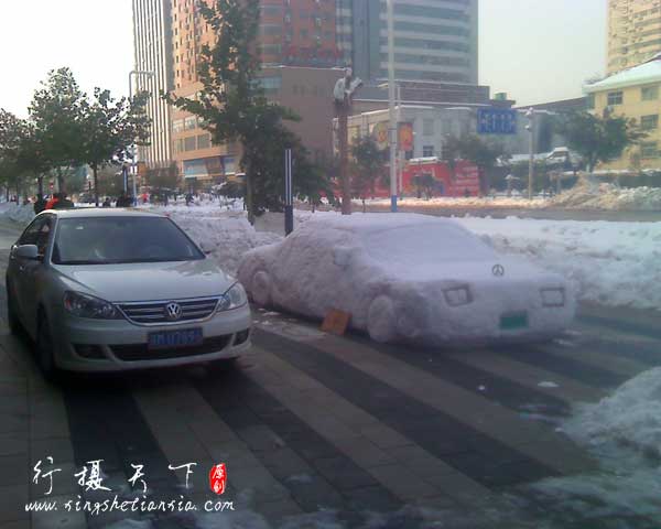 大雪过后街道两旁的商店门前，中国人从不缺创意，只是被束缚了